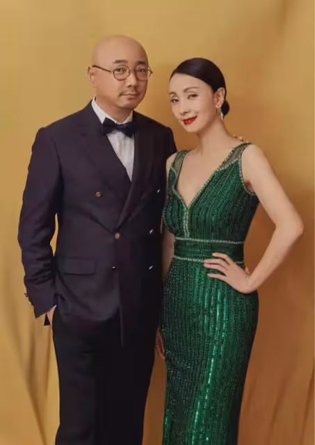51歲徐崢胖到認不出!穿美國國旗服裝逛上海