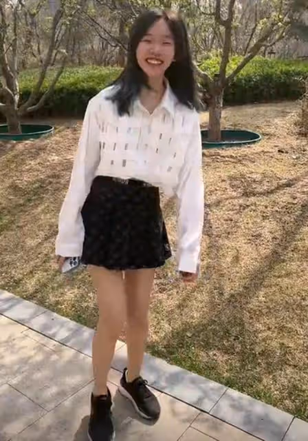 王芳罕曬15歲女兒,愛女被指裙子太短不像學生!她大方回應質疑
