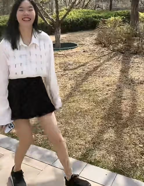 王芳罕曬15歲女兒,愛女被指裙子太短不像學生!她大方回應質疑
