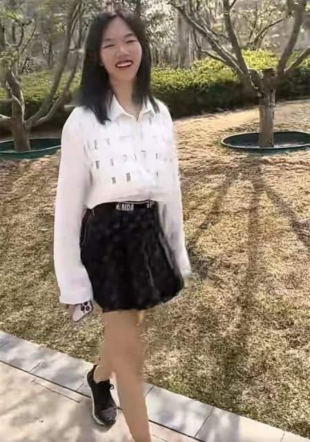 王芳罕曬15歲女兒,愛女被指裙子太短不像學生!她大方回應質疑