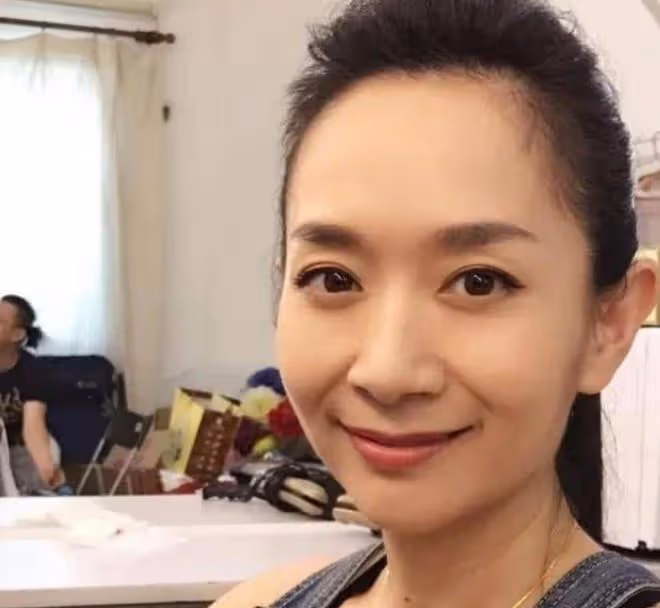王芳罕曬15歲女兒,愛女被指裙子太短不像學生!她大方回應質疑