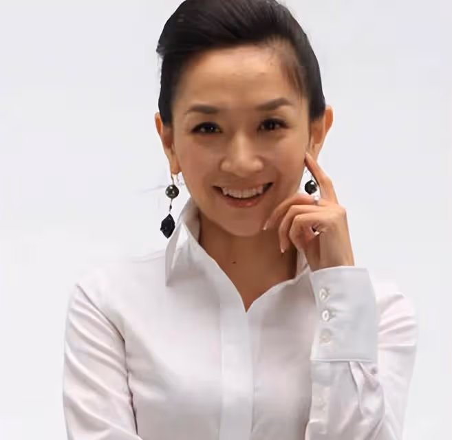 王芳罕曬15歲女兒,愛女被指裙子太短不像學生!她大方回應質疑