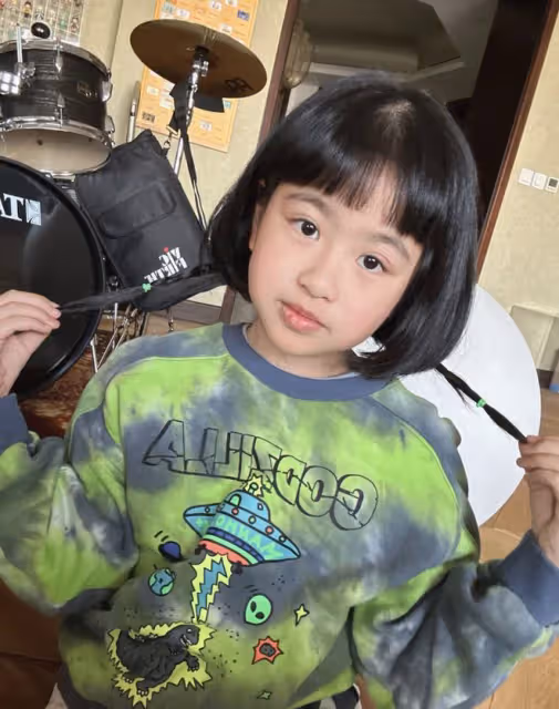 包貝爾女兒8歲生日,包文婧曬孩子萌照,餃子大眼睛靈動顏值逆襲