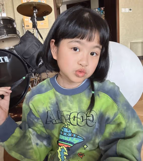 包貝爾女兒8歲生日,包文婧曬孩子萌照,餃子大眼睛靈動顏值逆襲