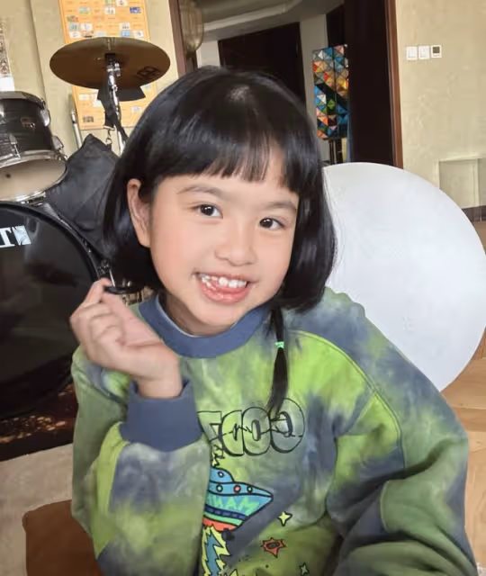 包貝爾女兒8歲生日,包文婧曬孩子萌照,餃子大眼睛靈動顏值逆襲
