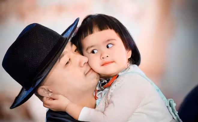 包貝爾女兒8歲生日,包文婧曬孩子萌照,餃子大眼睛靈動顏值逆襲