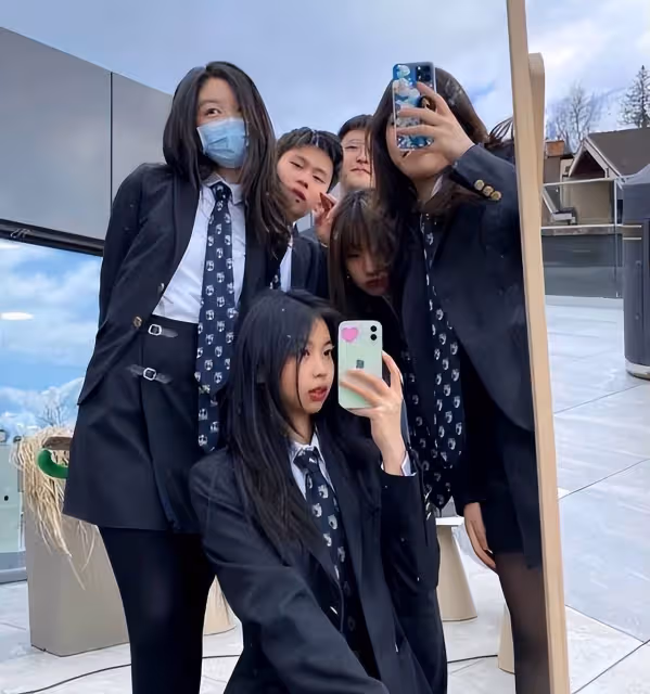 博主實地探訪王菲女兒學校，李嫣全程用英語交流，16歲已亭亭玉立