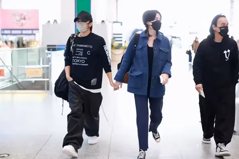 博主實地探訪王菲女兒學校，李嫣全程用英語交流，16歲已亭亭玉立