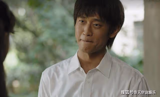 《人生之路》穿著白襯衫，攀上富家女的雙星，暗示了環境的重要性