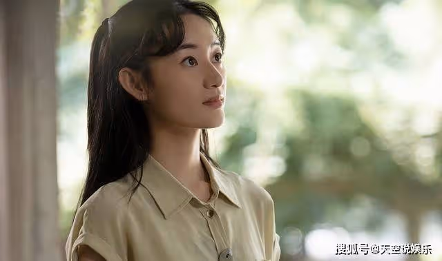 《人生之路》穿著白襯衫，攀上富家女的雙星，暗示了環境的重要性