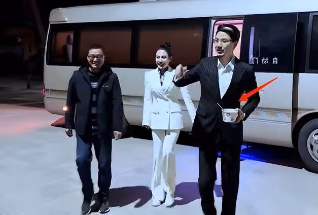 網紅「國岳夫婦」出手了,連夜為孫國友捐物資,挖機澆水車安排上