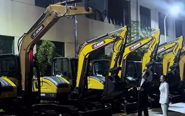網紅「國岳夫婦」出手了,連夜為孫國友捐物資,挖機澆水車安排上