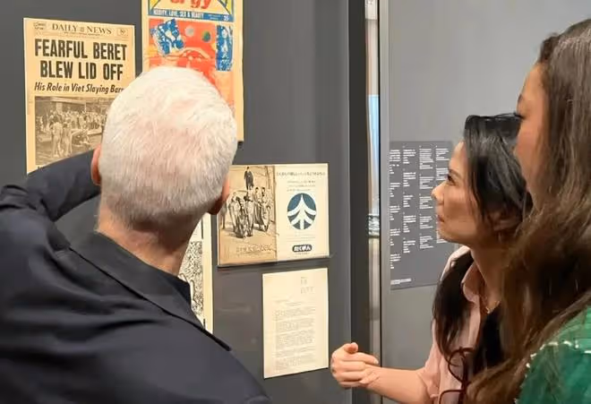 55歲鄧文迪:近況曝光,穿搭粉嫩眼神強勢,離開默多克後母憑女貴
