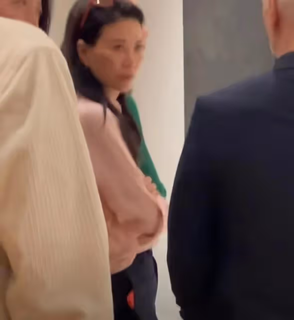 55歲鄧文迪:近況曝光,穿搭粉嫩眼神強勢,離開默多克後母憑女貴
