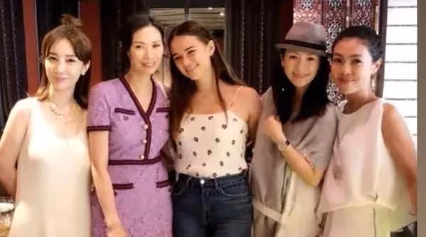 55歲鄧文迪:近況曝光,穿搭粉嫩眼神強勢,離開默多克後母憑女貴