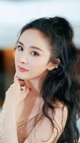 楊冪疑似回應魏大勛秦嵐戀情,稱自己享受單身,忙於工作戀愛勿擾