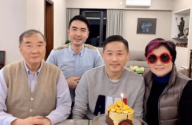 唐鶴德生活現狀:和小鮮肉「緋聞不斷」,近照蒼老難認出