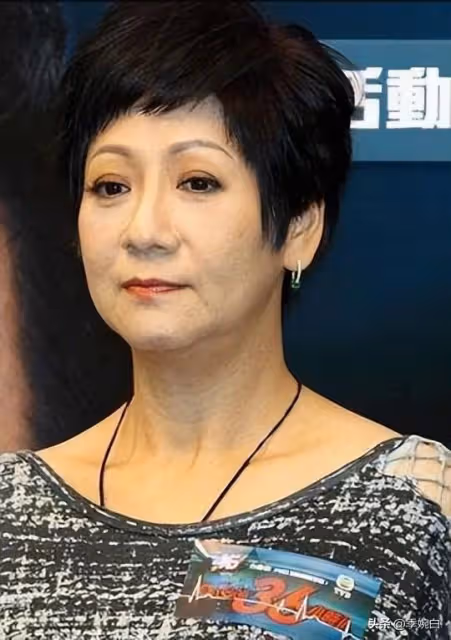 TVB知名老戲骨,穿黑絲化濃妝跳艷舞,神情嫵媚遭指責:口味真重