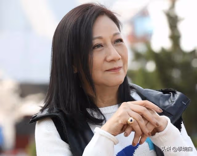 TVB知名老戲骨,穿黑絲化濃妝跳艷舞,神情嫵媚遭指責:口味真重