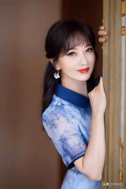 TVB知名老戲骨,穿黑絲化濃妝跳艷舞,神情嫵媚遭指責:口味真重