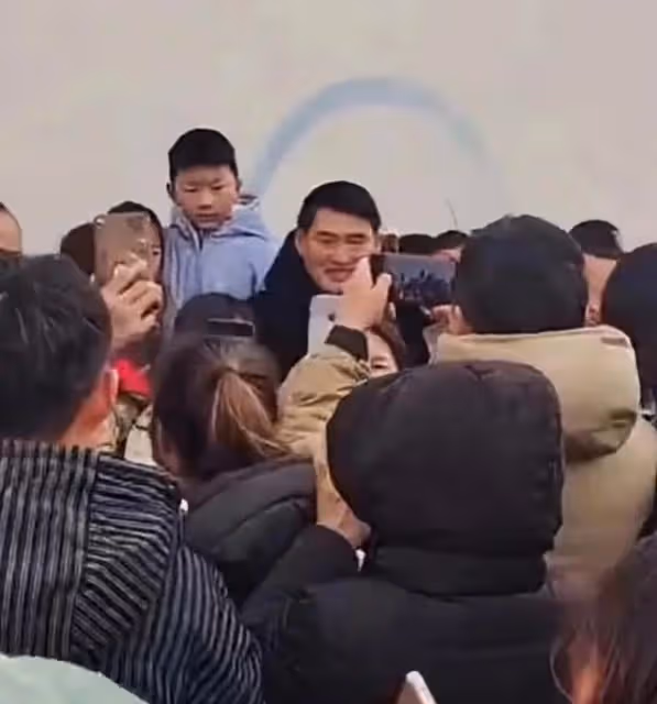 網紅大衣哥終於憋不住警告兒媳婦陳萌,一年內必須要讓我抱上孫子