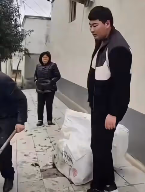 網紅大衣哥終於憋不住警告兒媳婦陳萌,一年內必須要讓我抱上孫子
