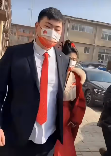 網紅大衣哥終於憋不住警告兒媳婦陳萌,一年內必須要讓我抱上孫子
