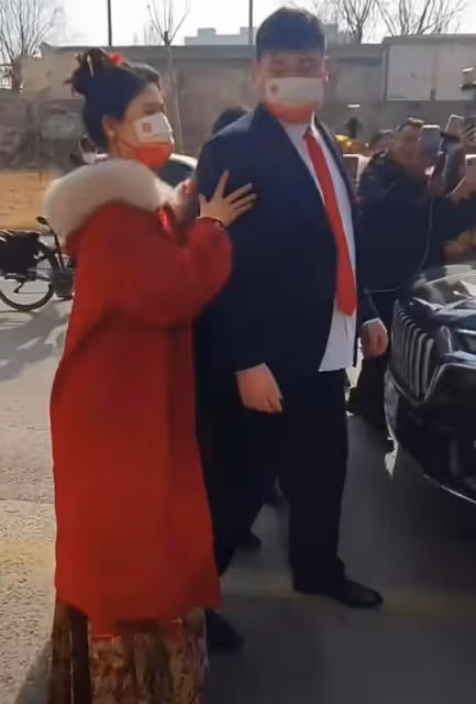 網紅大衣哥終於憋不住警告兒媳婦陳萌,一年內必須要讓我抱上孫子