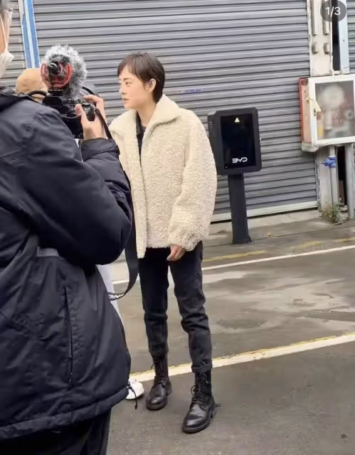 孫儷拍新戲造型遭吐槽,厚塗髮際線粉發量稀疏,穿千元外套似路人