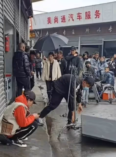孫儷拍新戲造型遭吐槽,厚塗髮際線粉發量稀疏,穿千元外套似路人