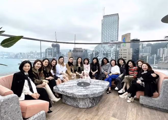 巨頭企業總裁夫人宴請闊太!黎姿坐角落,伏明霞婚變風波後首露面