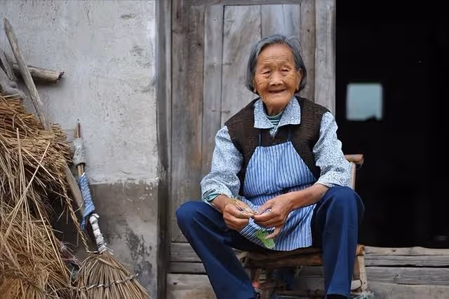 70歲老人被丈夫寵成寶,丈夫去世後,2個兒子卻都躲著她:太壓抑