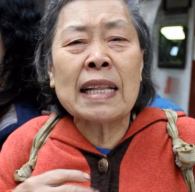 70歲老人被丈夫寵成寶,丈夫去世後,2個兒子卻都躲著她:太壓抑
