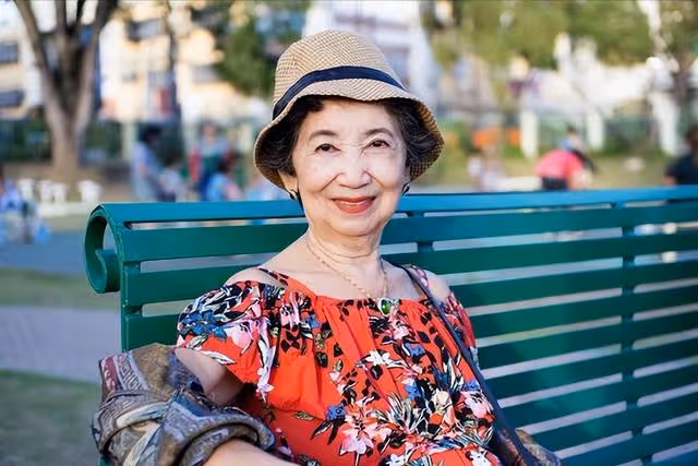 70歲老人被丈夫寵成寶,丈夫去世後,2個兒子卻都躲著她:太壓抑