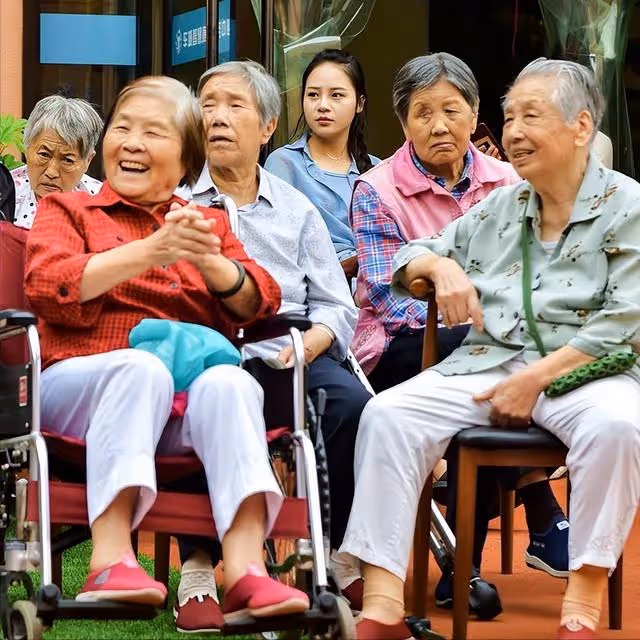 70歲老人被丈夫寵成寶,丈夫去世後,2個兒子卻都躲著她:太壓抑
