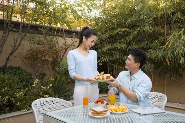 再婚夫妻AA制16年,丈夫癱瘓臥床,56歲阿姨:給500萬也不伺候