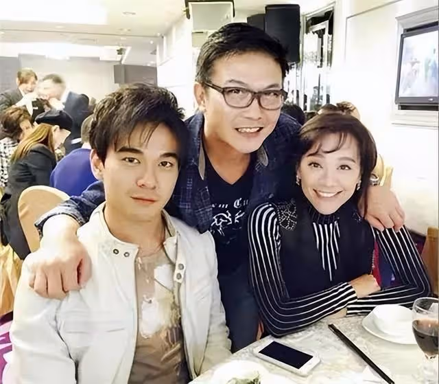 三代同堂!知名港星賀父母壽辰,其型男兒子帶女友現身疑好事將近