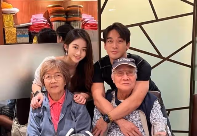 三代同堂!知名港星賀父母壽辰,其型男兒子帶女友現身疑好事將近
