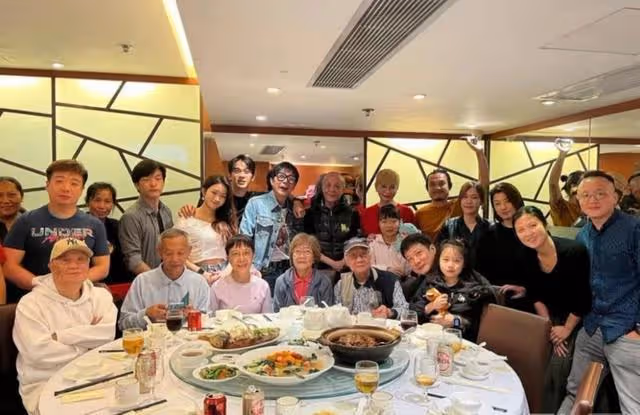 三代同堂!知名港星賀父母壽辰,其型男兒子帶女友現身疑好事將近