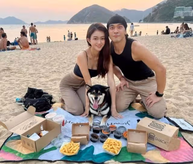 三代同堂!知名港星賀父母壽辰,其型男兒子帶女友現身疑好事將近
