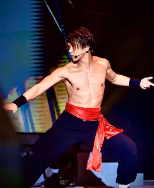 三代同堂!知名港星賀父母壽辰,其型男兒子帶女友現身疑好事將近