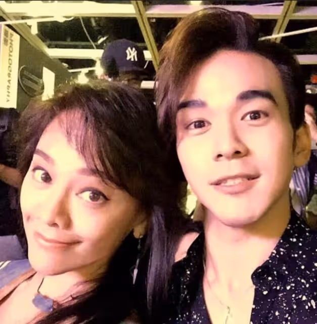 三代同堂!知名港星賀父母壽辰,其型男兒子帶女友現身疑好事將近