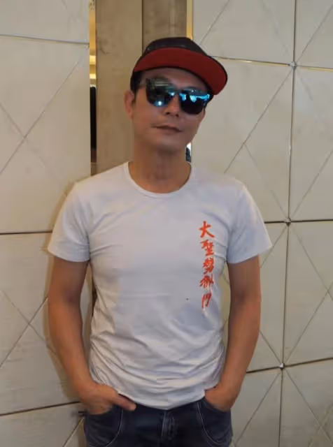 三代同堂!知名港星賀父母壽辰,其型男兒子帶女友現身疑好事將近