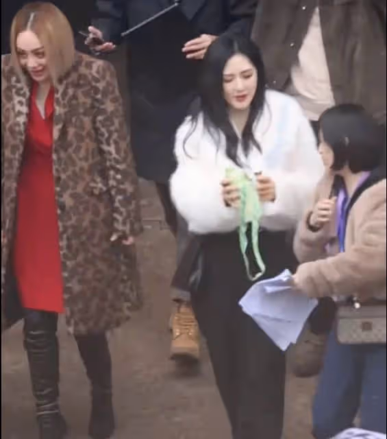 謝娜暴瘦20斤顏值回春，膚白貌美撞臉楊冪，被質疑做了醫美黑科技