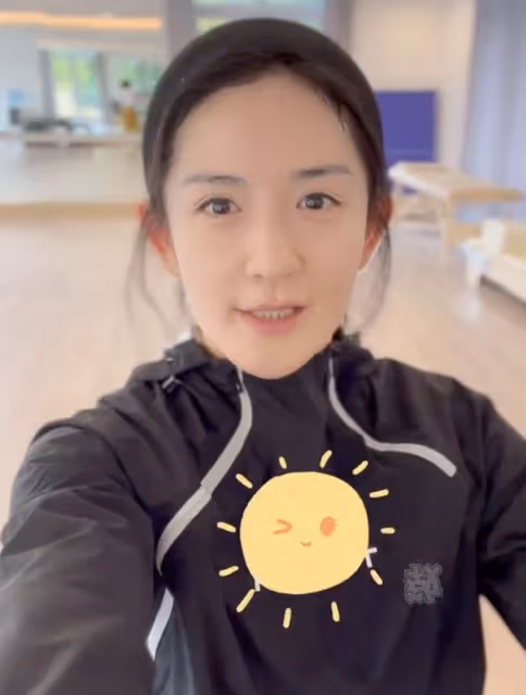 謝娜暴瘦20斤顏值回春，膚白貌美撞臉楊冪，被質疑做了醫美黑科技