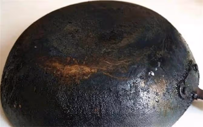 家裡鐵鍋用久了，全是黑油垢，教你正確清洗方法，快速去油垢