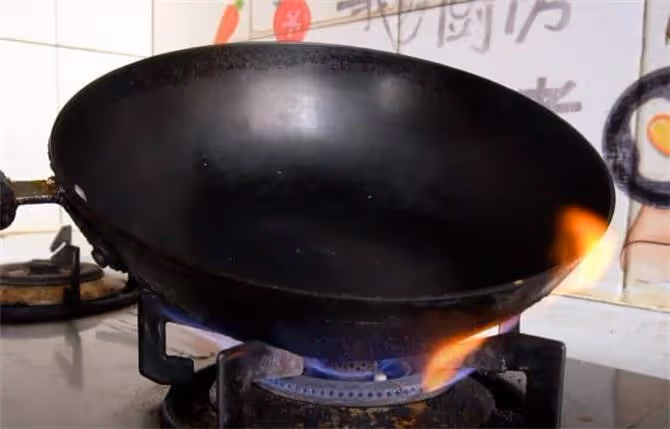 家裡鐵鍋用久了，全是黑油垢，教你正確清洗方法，快速去油垢