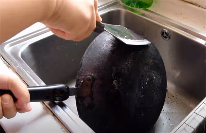 家裡鐵鍋用久了，全是黑油垢，教你正確清洗方法，快速去油垢