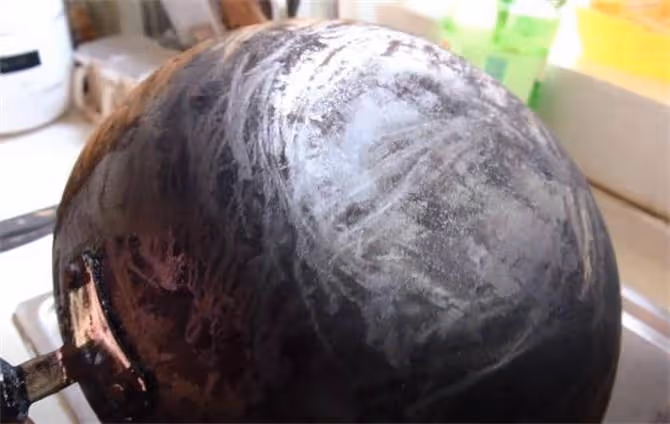 家裡鐵鍋用久了，全是黑油垢，教你正確清洗方法，快速去油垢