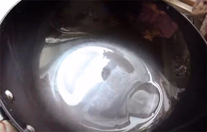 家裡鐵鍋用久了，全是黑油垢，教你正確清洗方法，快速去油垢